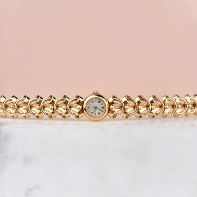 un bracelet en or orné d'un diamant serti au centre