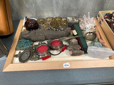 un plateau posé sur une table, contenant divers objets