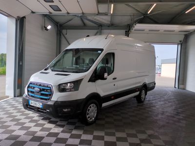 une camionnette blanche garée dans un garage