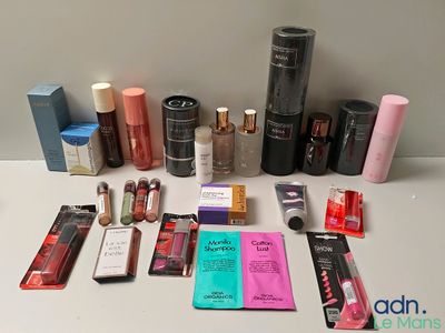 de nombreux types de produits de maquillage disposés sur une table