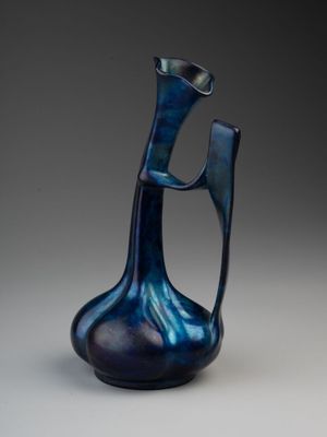 un vase bleu posé sur une table
