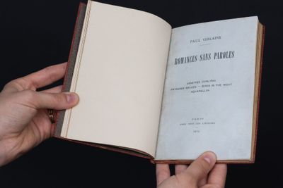une personne tenant un livre ouvert à la main