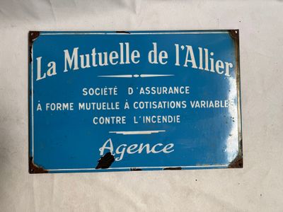 une pancarte bleue et blanche sur un drap blanc sur laquelle on peut lire « La Mullelle de Aller »