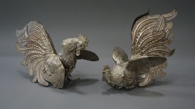 Deux statuettes de coqs en bronze et métal argenté constitua…
