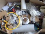 une boîte remplie d'objets assortis qui s'y trouvent