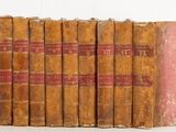plusieurs vieux livres sont empilés sur une surface blanche