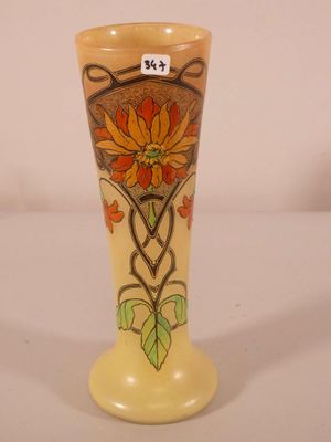 un vase jaune orné d'un motif floral