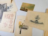 de nombreuses vieilles photos accrochées au mur d'une pièce