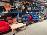 de nombreux types de chaises et de tables dans un entrepôt