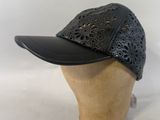 casquette de baseball en cuir noir avec des découpes au laser sur le devant