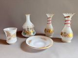quatre vases et une assiette posés sur une table