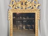 un miroir posé par terre devant un rideau
