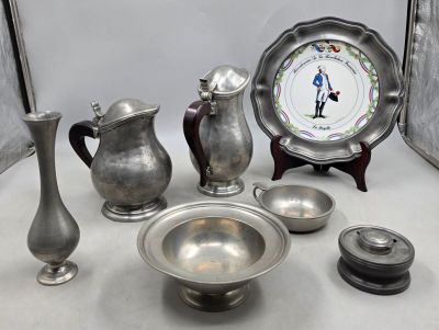 beaucoup d'objets en argent posés sur une table