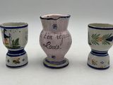 trois vases posés l'un à côté de l'autre sur une table