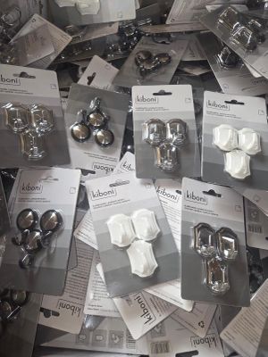 tout un tas de boutons de toutes sortes posés sur une table