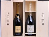 deux bouteilles de vin dans un coffret en bois avec un étui en bois