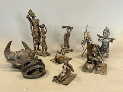 Plusieurs figurines de types et de tailles variés sont exposées sur une table