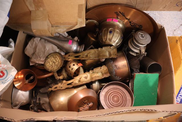 Important lot comprenant radios, appareils photos anciens, cadres...