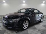 une image d'une voiture audi noire dans une salle d'exposition