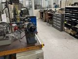une image représentant une usine remplie de nombreuses machines