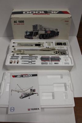 une boîte contenant une maquette de grue