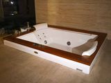 une grande baignoire blanche placée au milieu d'une pièce