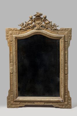 un miroir ancien avec un cadre doré et un fond noir