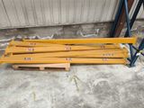 deux palettes de bois sont posées sur une palette devant un bâtiment