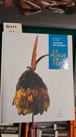 La donation des coiffes Antoine de GALBERT, le monde en tête. Seu...
