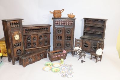 Lot de mobilier de poupée breton : vaisselier, armoire, buff… - Photo 1