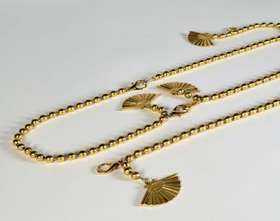 KARL LAGERFELD, très belle ceinture en métal doré, formée d'…