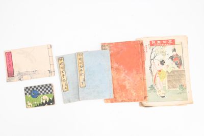 plusieurs livres posés sur une table