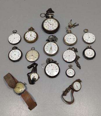 de nombreux types de montres de poche sur la table