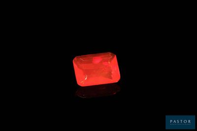 l'image d'un diamant rouge incandescent sur une surface noire