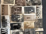 plusieurs vieilles photographies en noir et blanc représentant des hommes et des femmes assis sur une table