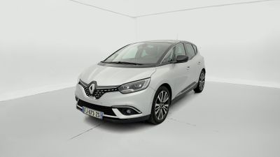 une voiture blanche dans une pièce blanche au sol blanc