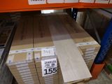 de nombreuses caisses en bois sur les étagères du magasin