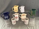 de nombreux types de tasses à café sur la table
