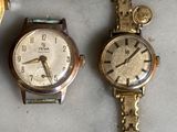 deux montres sont assises l'une à côté de l'autre sur une table