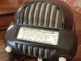 une radio posée sur une table