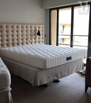 un lit avec un matelas et une chaise dans une pièce