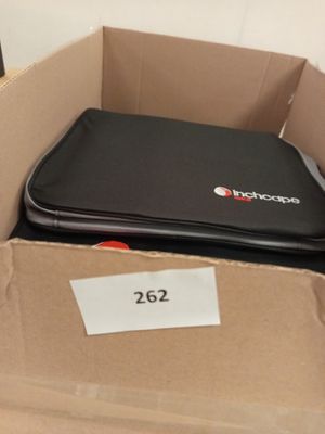 un ordinateur portable dans une boîte, avec une étiquette de prix dessus