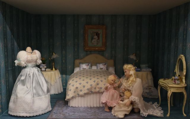 Diorama. Composition miniature, dans une vitrine en bois, vitre e...