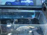 deux petites voitures dans une vitrine posée sur une table