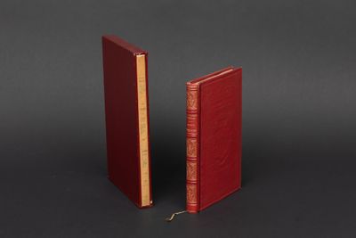 deux livres rouges posés l'un à côté de l'autre sur une surface noire