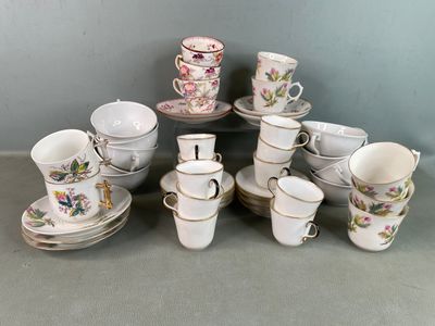 beaucoup de tasses et de soucoupes sur la table