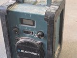 une vieille radio posée par terre
