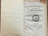 un vieux livre ouvert posé sur une table