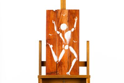 un chevalet en bois sur lequel est représentée une femme