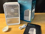 une photo d'un petit ventilateur posé sur une table en bois